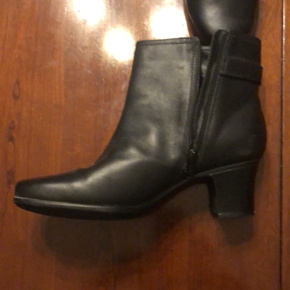 Clarks Black Leather Ankle Boot  Zip  Size 6.5 M  EUC Side Buckle Med Heel - Picture 4 of 16